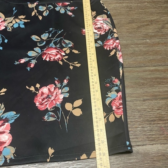 Silhouette NYC
Floral Print Skirt Knee length high waisted pencil skirt size L - Picture 8 of 8